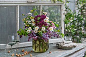 Blumenstrauß aus Zierapfel, Fliederblüten, Weißdorn, Narzissen