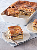 Slowenische Gibanica mit Äpfeln, Nüssen und Frischkäse