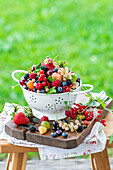 Frische Sommerbeeren in weißem Sieb