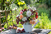 Blumenstrauß aus Rote Melde, Rosen; Dahlien, Fenchel, wilde Möhre, Fiederschnittige Perowskie und Brokkoliblüten