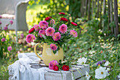 Blumenstrauß mit Dahlien, Astern und Felberich