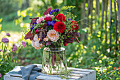 Blumenstrauß mit Astern, Dahlien, Rose, Fenchel und roter Melde