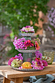 Etagere mit Dahlien, Flammenblume (Phlox) und Hortensie