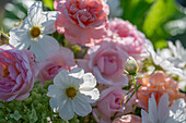 Blumenstrauss mit Schmuckkörbchen, Rose, Hortensie, Fenchel