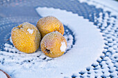 Stilleben Apfel im Schnee mit Frost 