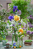 Blumenstrauß mit Schwertlilien (Iris), Rose, Zierlauch, Skabiose und Hortensie