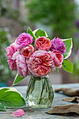 Blumenstrauß mit Rose 'Chippendale' und Funkienblatt