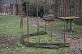 Sichtschutz aus Weide für Gartendusche flechten