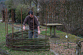 Sichtschutz aus Weide für Gartendusche flechten