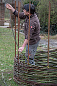 Sichtschutz aus Weide für Gartendusche flechten