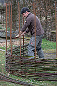 Sichtschutz aus Weide für Gartendusche flechten