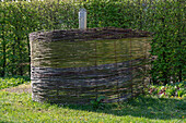 Sichtschutz aus Weide für Gartendusche flechten