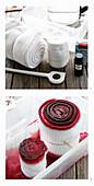 DIY-Batikvorhang: Stoff wird in rote Farbe getaucht