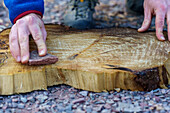 Holzbrett abschleifen zum Grillen