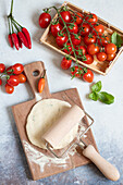 Ausgerollter Calzone-Teig und frische Tomaten