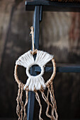 DIY-Deko aus Makramee und Wolle an Holzleiter