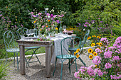 Gedeckter Tisch mit Blumenschmuck, Ringelblume (Calendula), Kosmee (Cosmos), Flammenblume (Phlox), Skabiose, Kugellauch (Allium) in Vasen