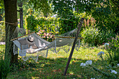 Hängematte unter Sommerlinde in sommerlichen Garten