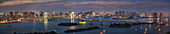 Luftaufnahme der Regenbogenbrücke, die die nördliche Bucht von Tokio zwischen dem Shibaura-Pier und der Odaiba-Wasserfront in Minato, Tokio, Kanto-Region, Japan, überquert