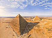 Luftaufnahme der Großen Pyramide von Gizeh, der größten der ägyptischen Pyramiden in einem Komplex, Ägypten