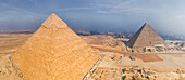 Luftaufnahme der Großen Pyramide von Gizeh, der größten der ägyptischen Pyramiden in einem Komplex, Ägypten