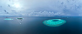 Panoramablick auf eine kleine paradiesische Insel mit Segelbooten entlang des Riffs, Malediven-Archipel