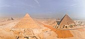 Luftaufnahme der Großen Pyramide von Gizeh, der größten der ägyptischen Pyramiden in einem Komplex, Ägypten