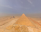 Luftaufnahme der Großen Pyramide von Gizeh, der größten der ägyptischen Pyramiden in einem Komplex, Ägypten