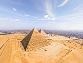 Luftaufnahme der Großen Pyramide von Gizeh, der größten der ägyptischen Pyramiden in einem Komplex, Ägypten