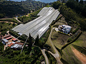 Luftaufnahme einer Agrarlandschaft mit Gewächshäusern, Feldern und Bäumen, El Penol, Antioquia, Kolumbien