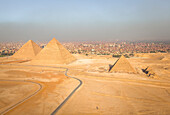 Luftaufnahme der Großen Pyramide von Gizeh, größte der ägyptischen Pyramiden in einem Komplex, Ägypten