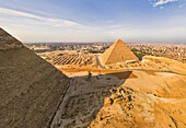 Luftaufnahme der Großen Pyramide von Gizeh, der größten der ägyptischen Pyramiden in einem Komplex, Ägypten