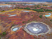 Luftaufnahme der wunderschönen Caldera Uzon in einer malerischen Landschaft mit zerklüftetem Terrain, Halbinsel Kamtschatka, Russland