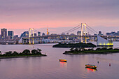 Luftaufnahme der Regenbogenbrücke, die die nördliche Bucht von Tokio zwischen dem Shibaura-Pier und dem Odaiba-Viertel in Minato, Tokio, Kanto-Region, Japan, überquert