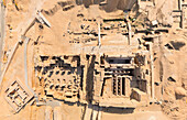 Luftaufnahme der archäologischen Stätte in der Nähe der ägyptischen Pyramiden, Ägypten