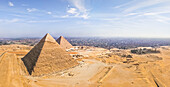 Luftaufnahme der Großen Pyramide von Gizeh, der größten der ägyptischen Pyramiden in einem Komplex, Ägypten