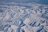Luftaufnahme einer Berglandschaft im Winter mit Schnee in der Region Kamtschatka Krai, Russland