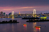 Luftaufnahme der Regenbogenbrücke, die die nördliche Bucht von Tokio zwischen dem Shibaura-Pier und der Odaiba-Wassersiedlung in Minato, Tokio, Region Kanto, Japan, überquert