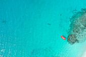 Luftaufnahme eines kleinen Fischerboots entlang des Riffs in Guraidhoo, Malediven Archipelagos