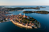 Luftaufnahme der malerischen Altstadt von Rovinj mit ihrer historischen Architektur und der St. Euphemia Kirche an der Adria, Istrien, Kroatien