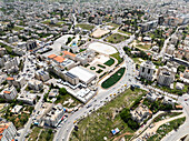 Luftaufnahme einer belebten Stadtlandschaft mit modernen Gebäuden und Grünanlagen, Ein Musbah, Ramallah, Palästina