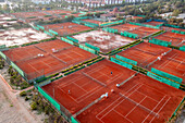 Belek, Türkei - 21. April 2008: Luftaufnahme der schönen Sand-Tennisplätze mit Sportlern in Aktion,Belek,Türkei