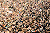 Luftaufnahme einer pulsierenden Stadtlandschaft mit moderner Architektur und belebten Straßen, Rawalpindi, Pakistan