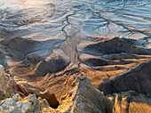 Luftaufnahme einer wunderschönen zerklüfteten Canyonlandschaft mit dramatischen Mustern und Strukturen bei Sonnenuntergang, Hanksville, Vereinigte Staaten
