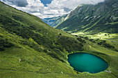 Luftaufnahme eines kleinen Sees in den Bergen des Kaukasus-Naturschutzgebiets in der Sommersaison, Sotschi, Region Krasnodar, Russland