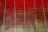 Dhaka, Bangladesch - 18. Mai 2021: Luftaufnahme von Arbeitern, die bunte T-Shirt-Stoffe zum Trocknen in Narayanganj, Dhaka, Bangladesch, aufhängen