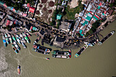 Luftaufnahme von Booten entlang des Flussufers beim Entladen von Kohle, Bhairab Upazila, Kishoreganj, Bangladesch