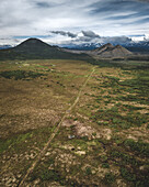 Luftaufnahme eines Geländewagens bei der Überquerung einer wilden Tundra abseits der Straße inmitten von Vulkanen,Kamtschatka,Russland