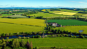 Luftaufnahme von grünem Ackerland entlang des Flusses Annan, Lockerbie, Schottland, Vereinigtes Königreich