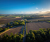 Luftaufnahme von schönem grünem Ackerland und ruhigen Feldern unter einem sonnigen Himmel,Spittal,Longniddry,Vereinigtes Königreich